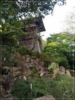 岩の上に杭を打ち建てられた月見台